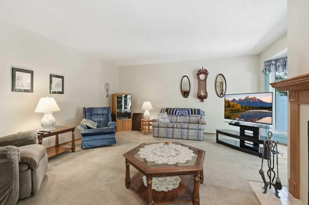 22A Woodmeadow Close SW Calgary AB T2W 4L8
