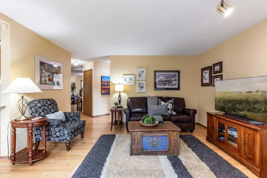 6 Pine Court NE Medicine Hat AB T1C1R3
