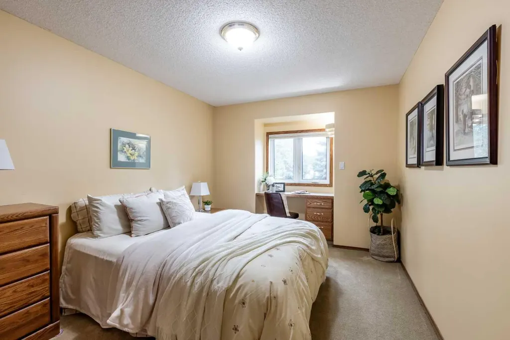 6 Pine Court NE Medicine Hat AB T1C1R3