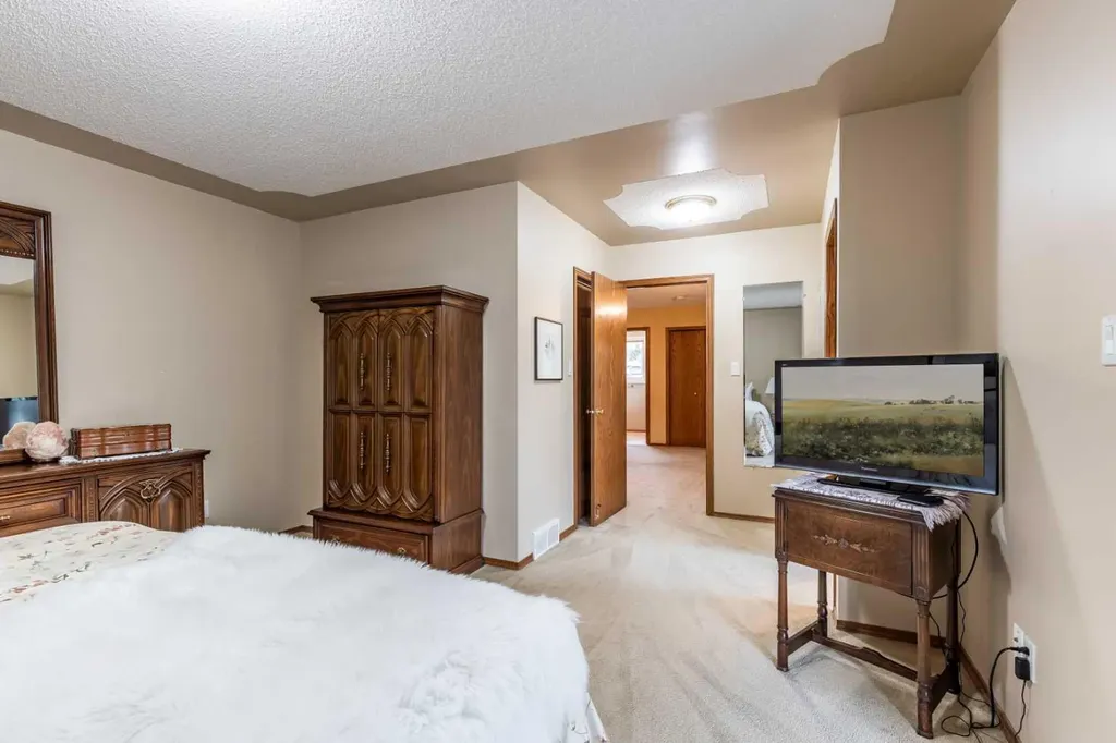 6 Pine Court NE Medicine Hat AB T1C1R3