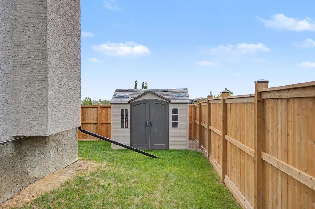 1340 Lackner Boulevard Carstairs AB T0M 0N0