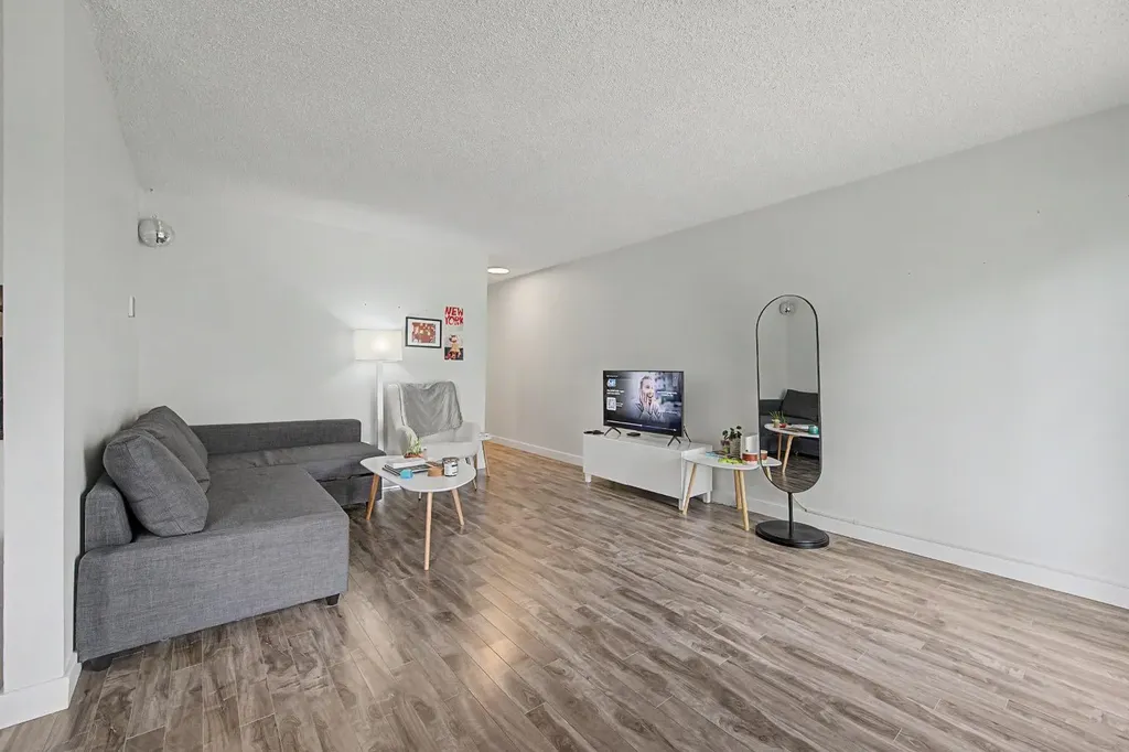 4405 33 Avenue SW Calgary AB T3E 0Y4