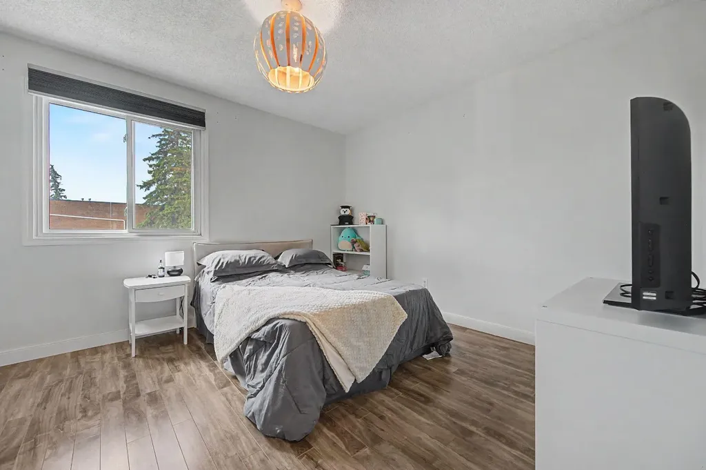 4405 33 Avenue SW Calgary AB T3E 0Y4