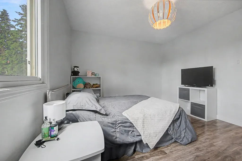 4405 33 Avenue SW Calgary AB T3E 0Y4
