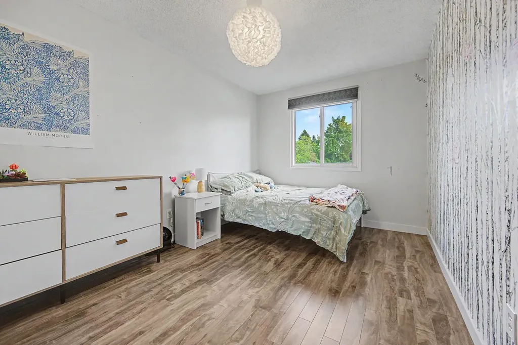 4405 33 Avenue SW Calgary AB T3E 0Y4