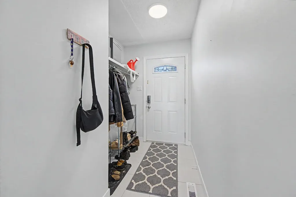 4405 33 Avenue SW Calgary AB T3E 0Y4