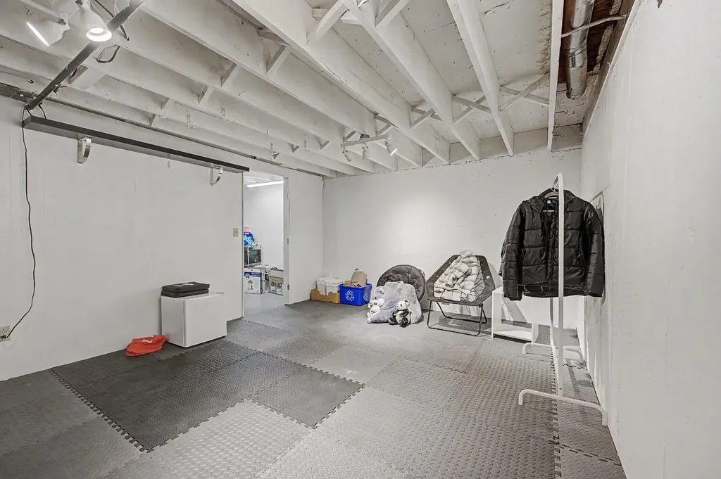4405 33 Avenue SW Calgary AB T3E 0Y4