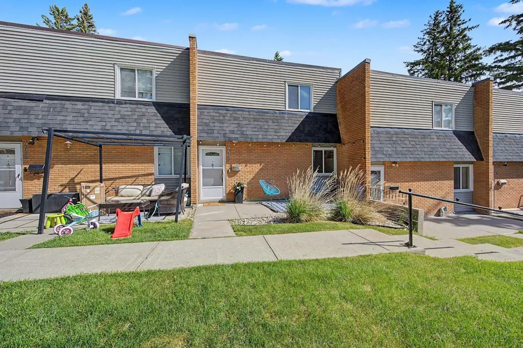 4405 33 Avenue SW Calgary AB T3E 0Y4