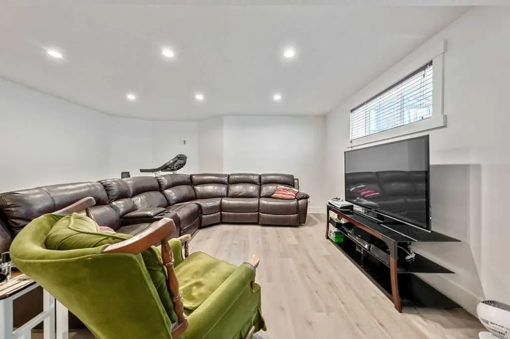 133 Channelside Cove SW Airdrie AB T4B2J1
