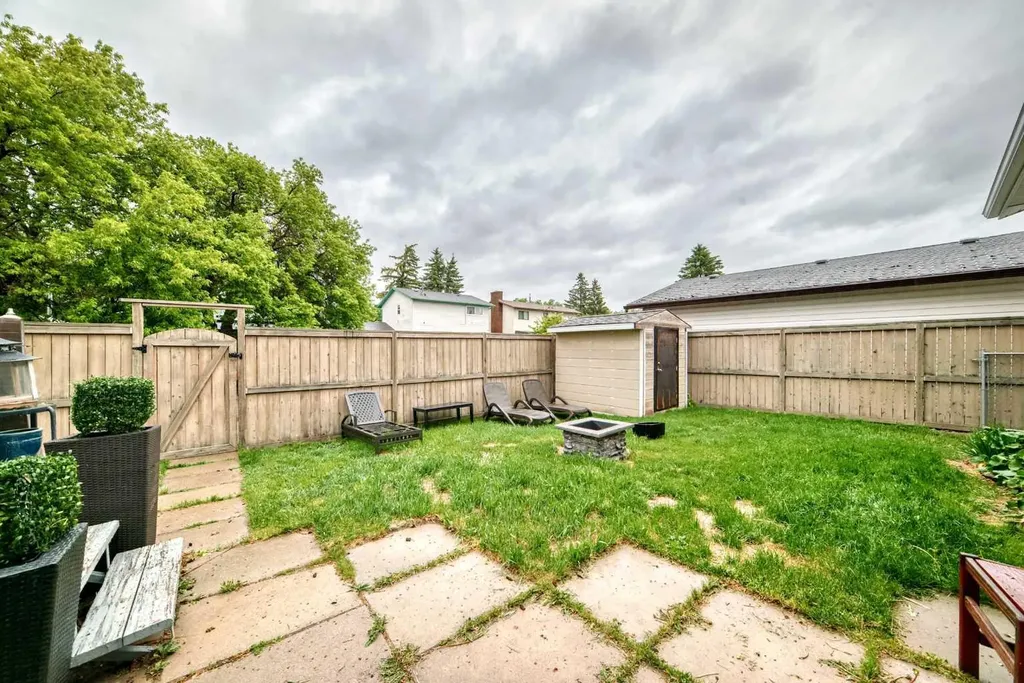 20 Deermont Way SE Calgary AB T2J5P3