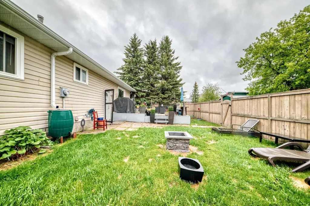 20 Deermont Way SE Calgary AB T2J5P3