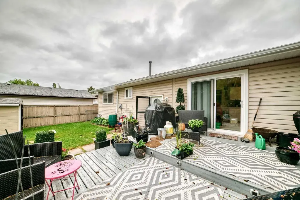 20 Deermont Way SE Calgary AB T2J5P3