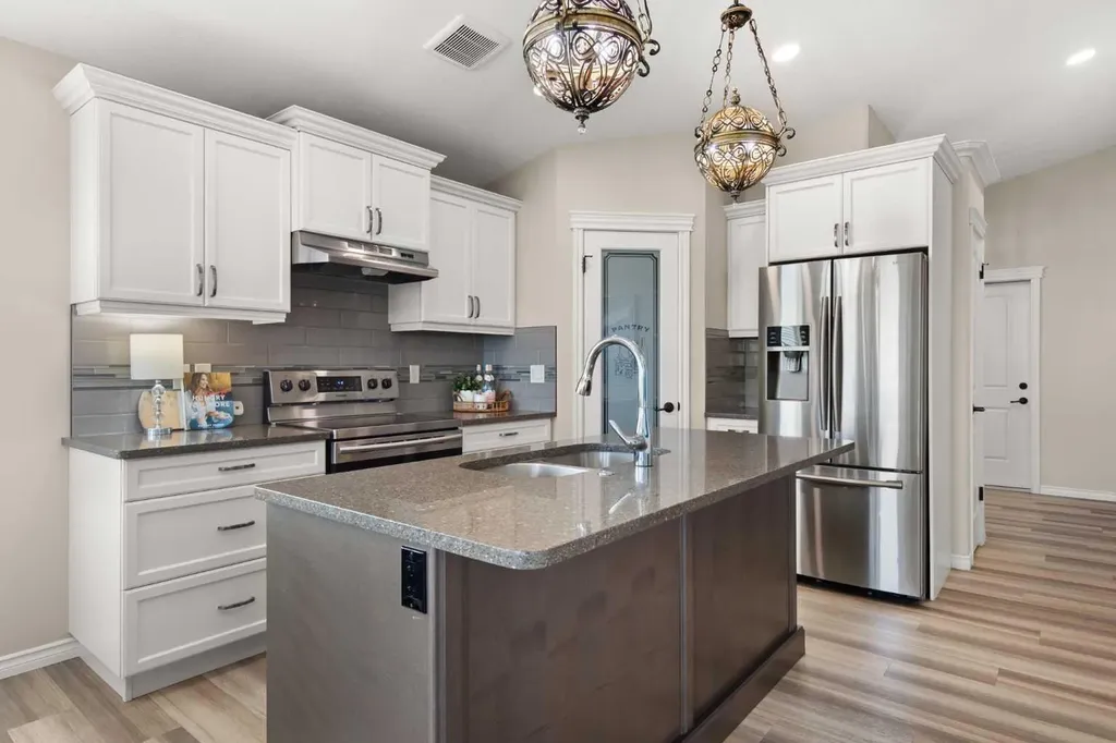 220 Sierra Road SW Medicine Hat AB T1B4Y6