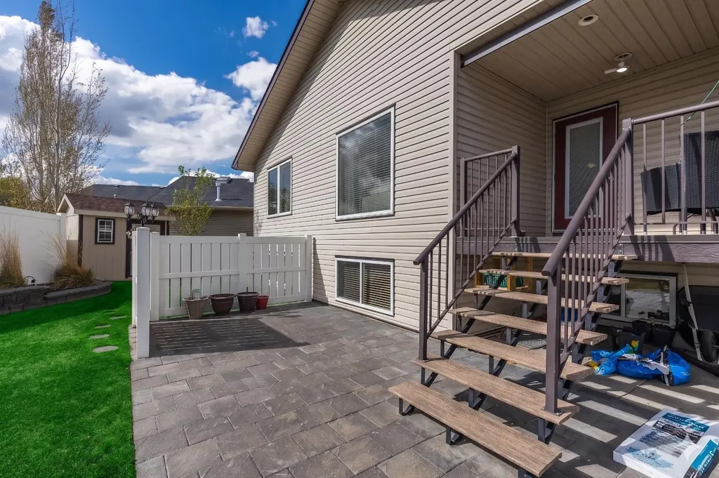 39 Greenwood Court SW Medicine Hat AB T1A7X7
