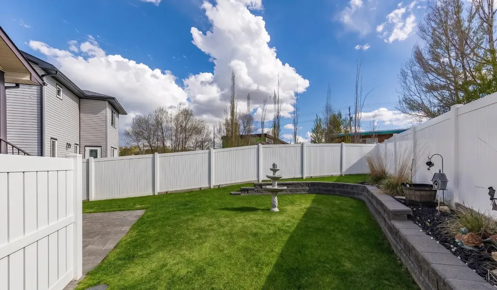 39 Greenwood Court SW Medicine Hat AB T1A7X7