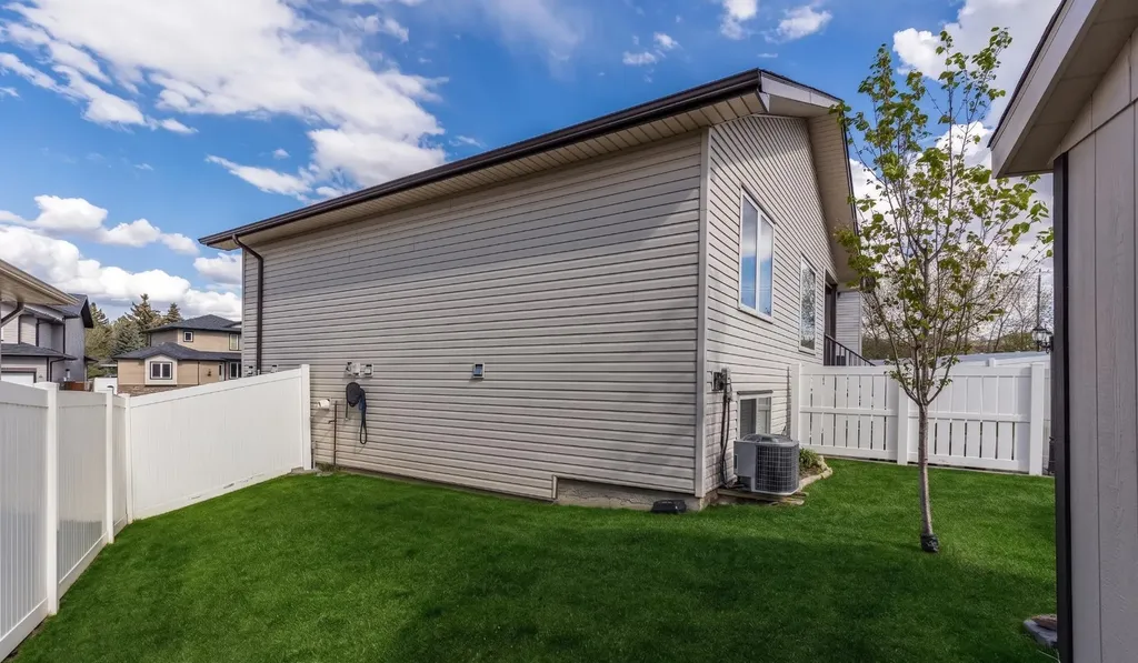 39 Greenwood Court SW Medicine Hat AB T1A7X7