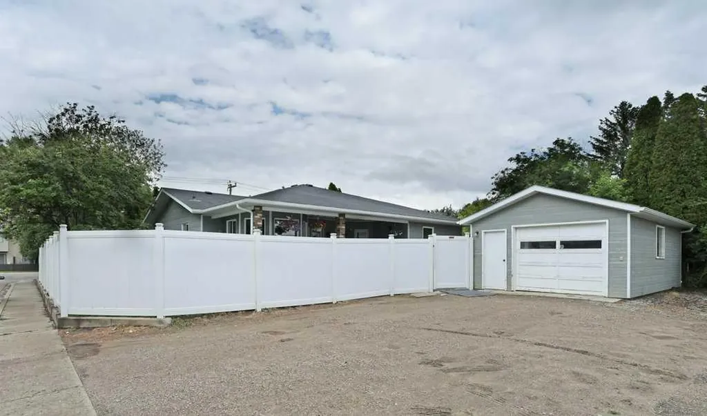 648 2nd Street E Brooks AB T1R 0M9