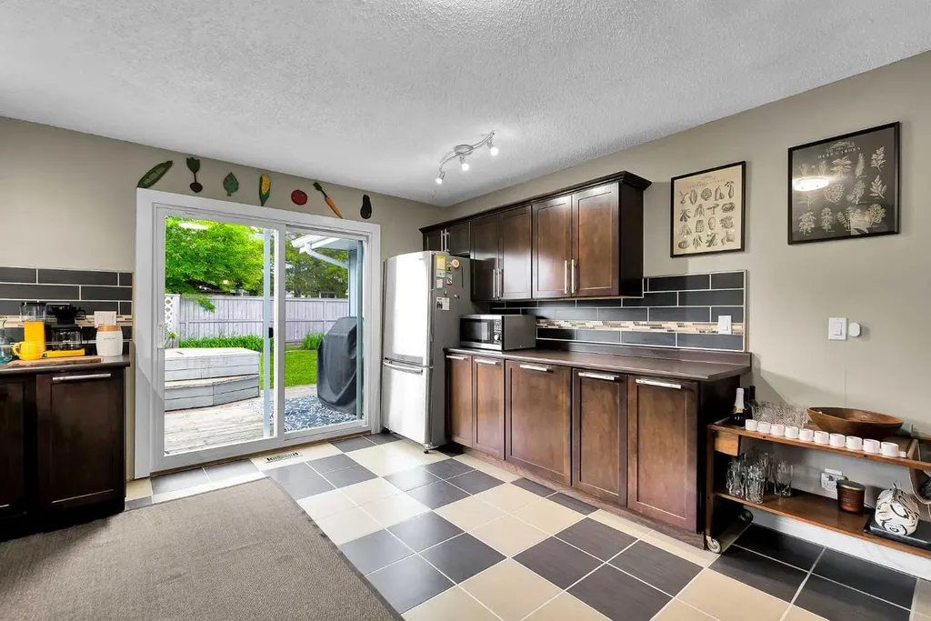 131 Deer Run Close SE Calgary AB T2J 5P7