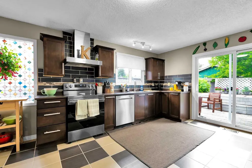 131 Deer Run Close SE Calgary AB T2J 5P7