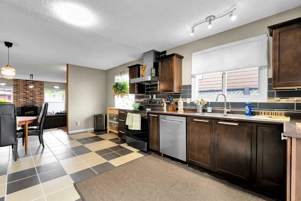 131 Deer Run Close SE Calgary AB T2J 5P7