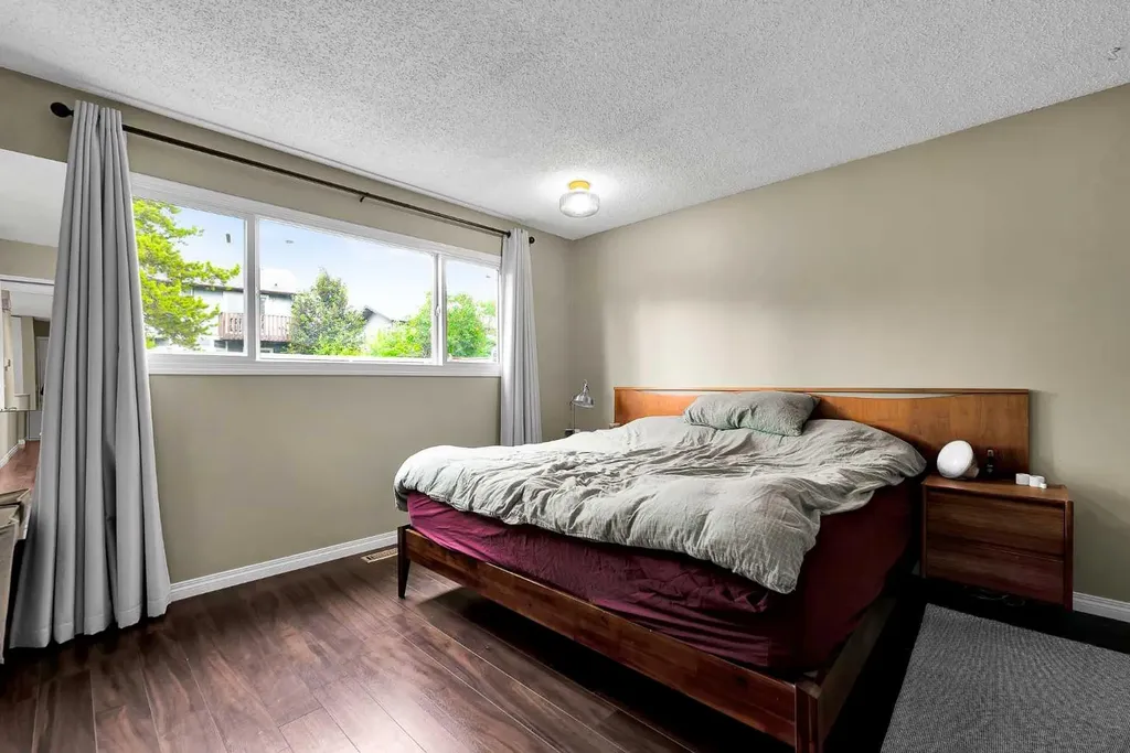 131 Deer Run Close SE Calgary AB T2J 5P7