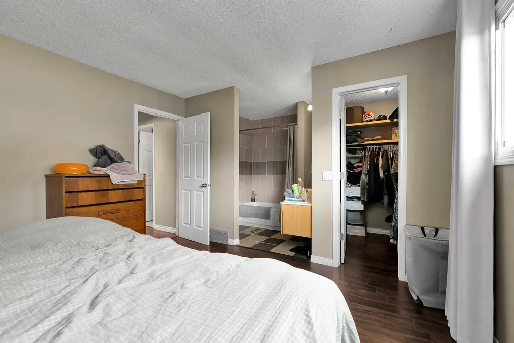 131 Deer Run Close SE Calgary AB T2J 5P7