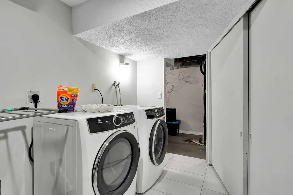 131 Deer Run Close SE Calgary AB T2J 5P7