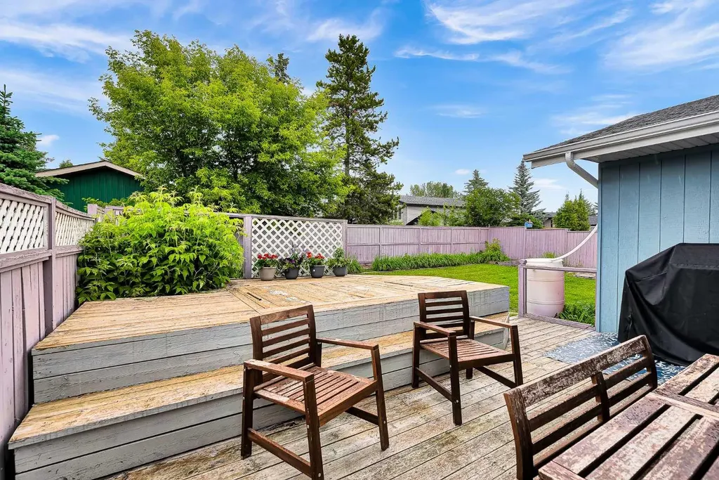 131 Deer Run Close SE Calgary AB T2J 5P7