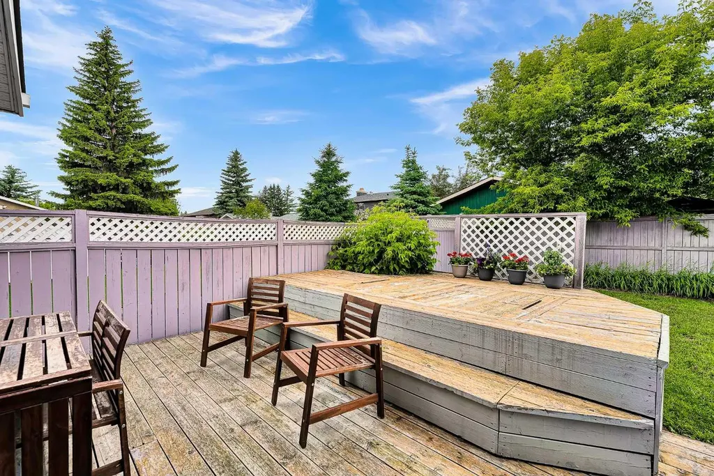 131 Deer Run Close SE Calgary AB T2J 5P7