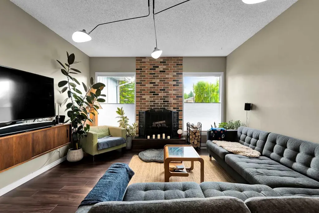 131 Deer Run Close SE Calgary AB T2J 5P7