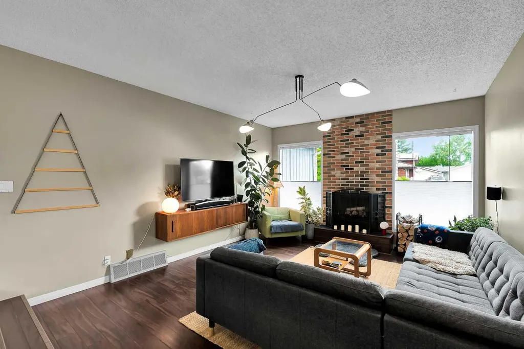 131 Deer Run Close SE Calgary AB T2J 5P7