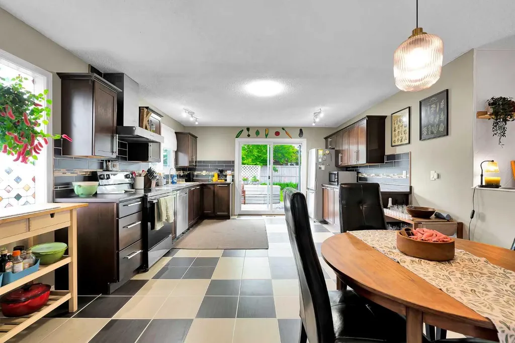 131 Deer Run Close SE Calgary AB T2J 5P7