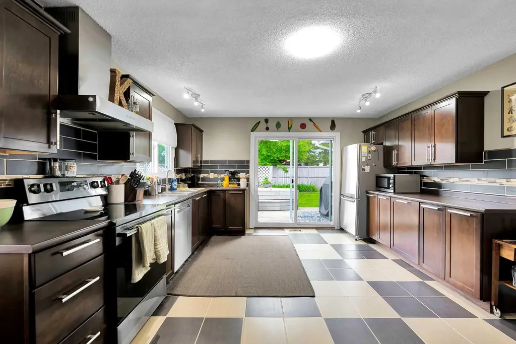 131 Deer Run Close SE Calgary AB T2J 5P7