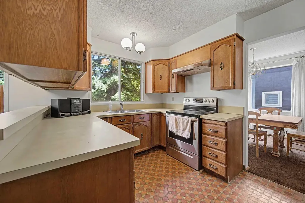 1032 Varsity Estates Drive NW Calgary AB T3B 3B2