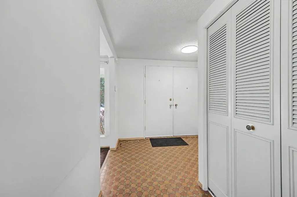 1032 Varsity Estates Drive NW Calgary AB T3B 3B2