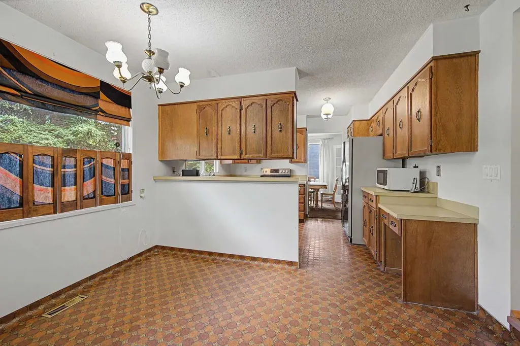 1032 Varsity Estates Drive NW Calgary AB T3B 3B2