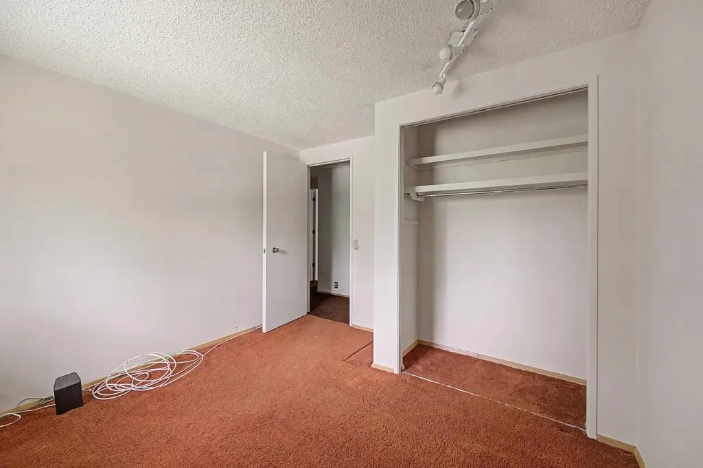 1032 Varsity Estates Drive NW Calgary AB T3B 3B2