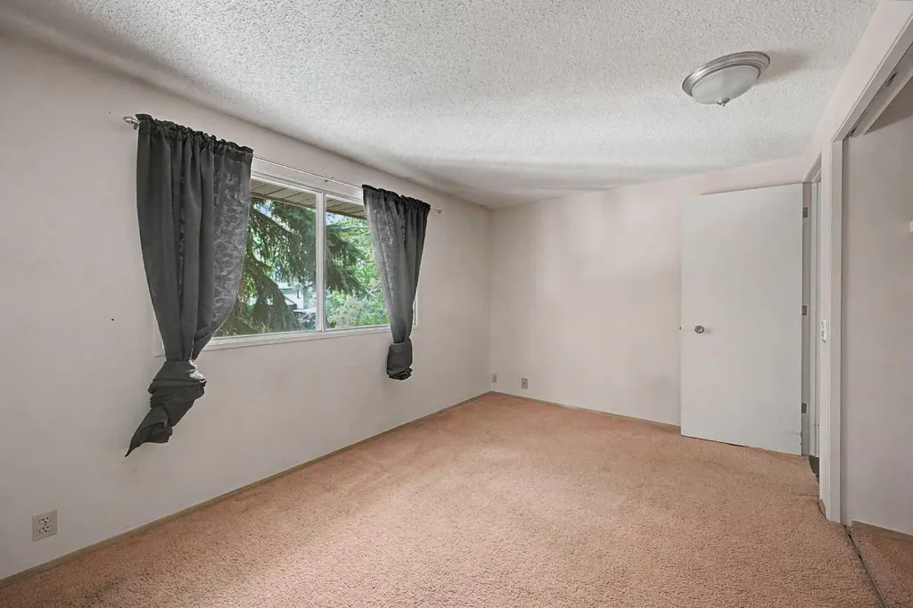 1032 Varsity Estates Drive NW Calgary AB T3B 3B2