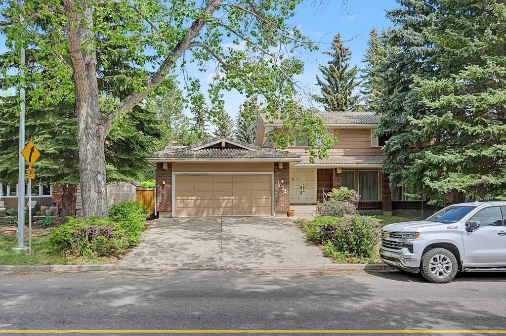 1032 Varsity Estates Drive NW Calgary AB T3B 3B2