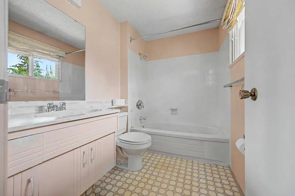 1032 Varsity Estates Drive NW Calgary AB T3B 3B2