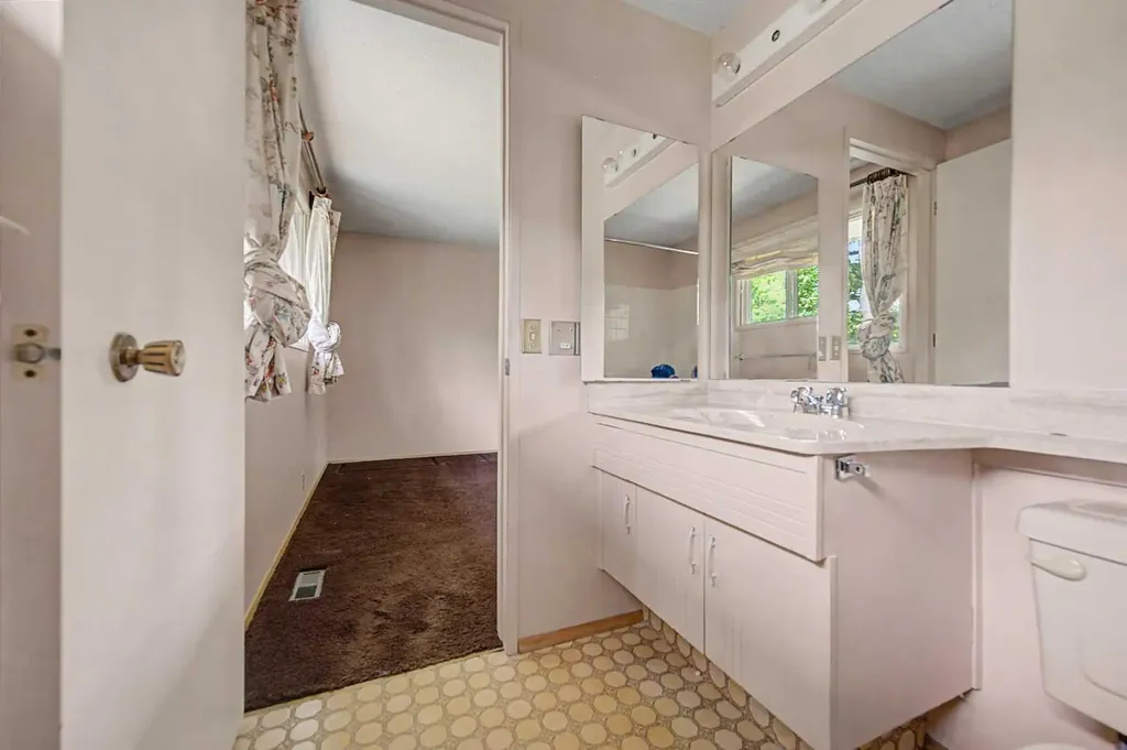 1032 Varsity Estates Drive NW Calgary AB T3B 3B2