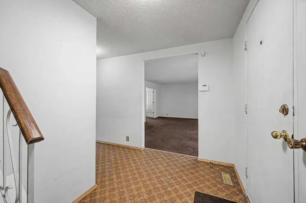 1032 Varsity Estates Drive NW Calgary AB T3B 3B2