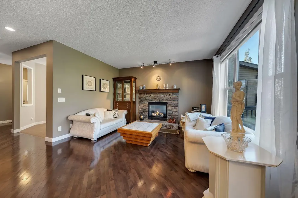 32 Everoak Close SW Calgary AB T2Y 0C3