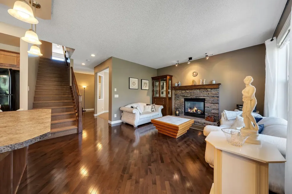 32 Everoak Close SW Calgary AB T2Y 0C3