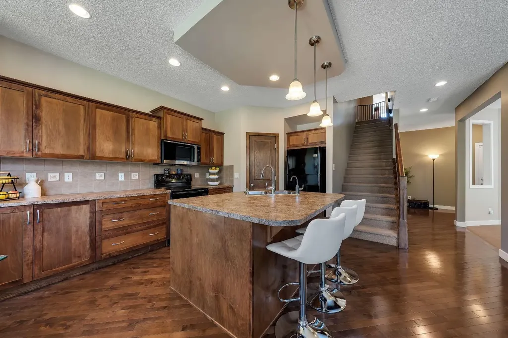 32 Everoak Close SW Calgary AB T2Y 0C3