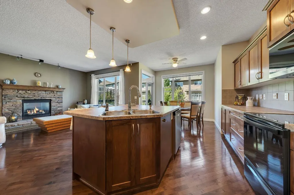 32 Everoak Close SW Calgary AB T2Y 0C3