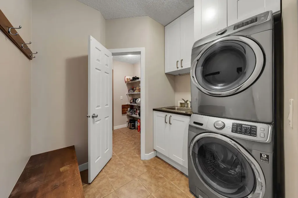 32 Everoak Close SW Calgary AB T2Y 0C3