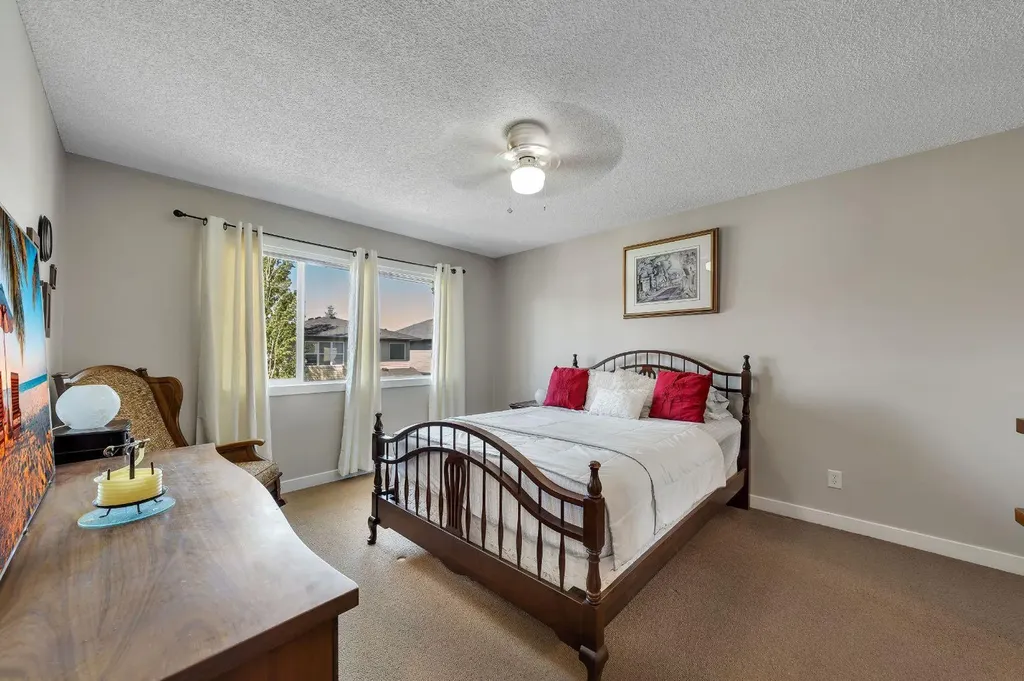 32 Everoak Close SW Calgary AB T2Y 0C3