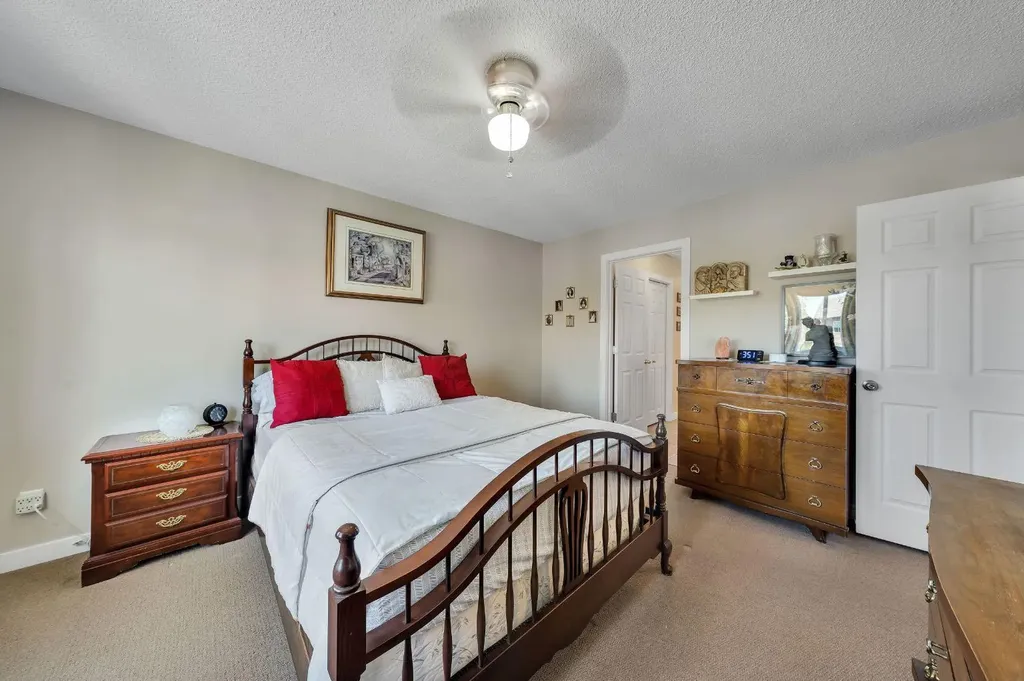 32 Everoak Close SW Calgary AB T2Y 0C3
