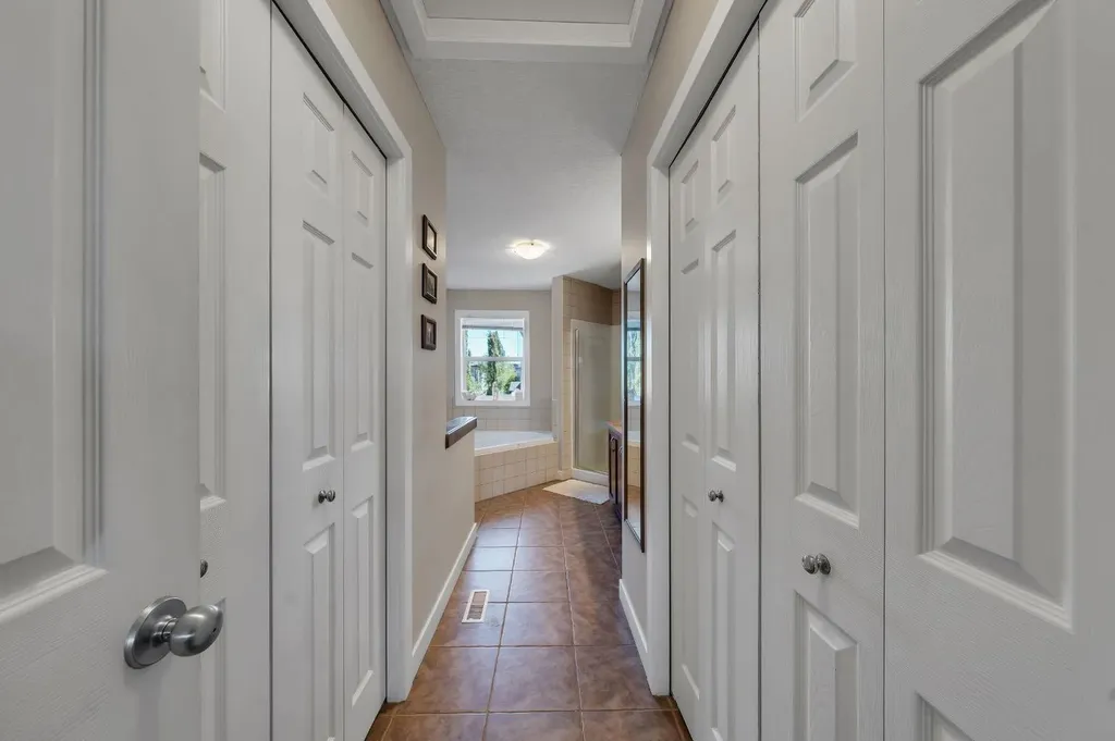 32 Everoak Close SW Calgary AB T2Y 0C3